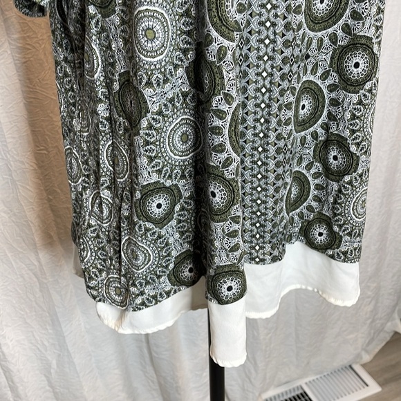 Rose + Olive Geometric Medallion Plus Size Top w/ Blouson Accent 2X - Picture 4 of 5